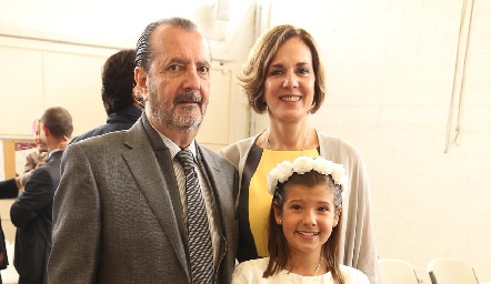  Ángel Rivero y Cristina Barret con su nieta Alexia Galán.