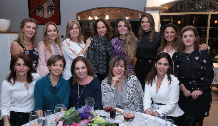  María Lorca con las organizadoras de su despedida.