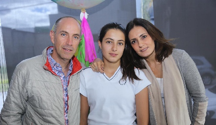  Marina con sus papás Juan Carlos Nieto y Claudia Artolózaga.