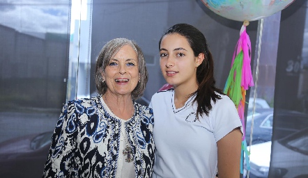  Lourdes Álvarez con su nieta Marina.