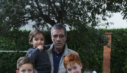  Daniel Muriel con sus nietos.