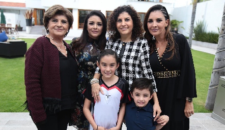  Aurora Moreno, Gaby Gómez, Roxana Gómez, Lizette Gómez, Alexa y Bernardo.