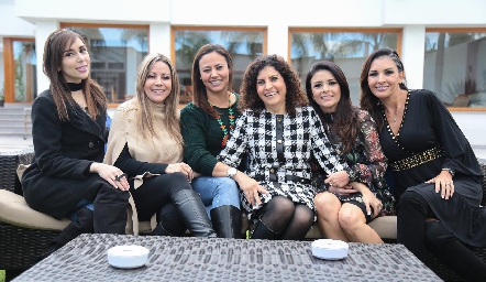  Roxana con sus hermanas y sus amigas.
