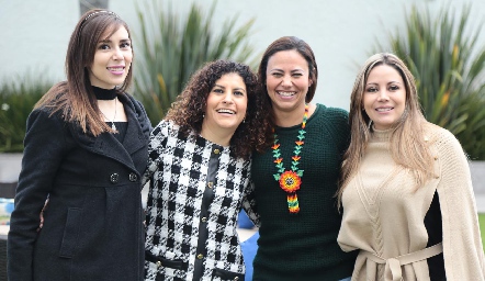  Karena Salazar, Roxana Gómez, Gishel Salazar y Gretel Gómez.