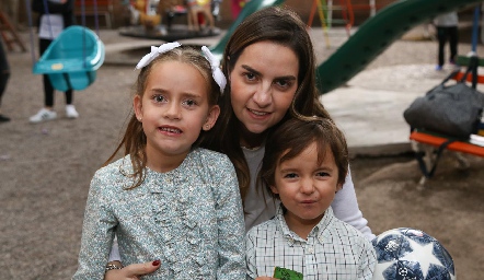  Mari Pepa Muriel con sus hijos Paula y Patricio.