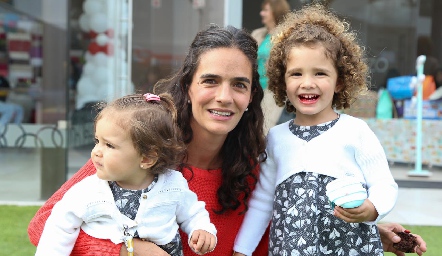  Mariana Vivanco con  sus hijas.