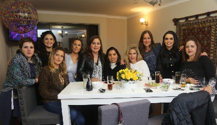  Dany y Deyi con sus mejores amigas.