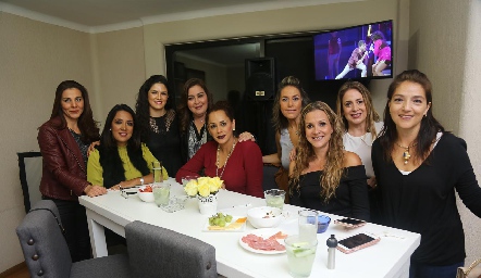  Con las festejadas.
