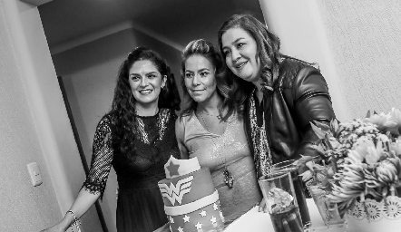  Dany Gutiérrez, Michelle Zarur y Deyi Cázares.