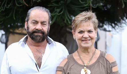  Oscar Torres y Mónica Labastida con su nieta Alexia.