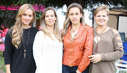  María, Marcela y Mónica Torres con su mamá Mónica Labastida.