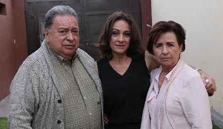  Lety con sus papás, Guillermo Acebo y Leticia Martínez de Acebo.