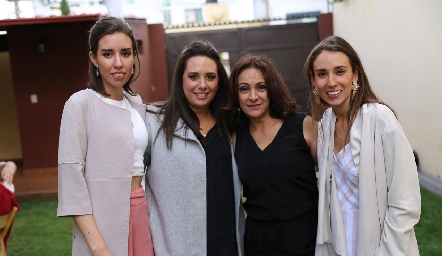  Lety con sus hijas Andrea, Leticia y Fernanda Hernández Acebo.