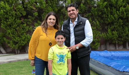  Mau con sus papás, Claudia Suárez y Miguel Ángel Ruiz.