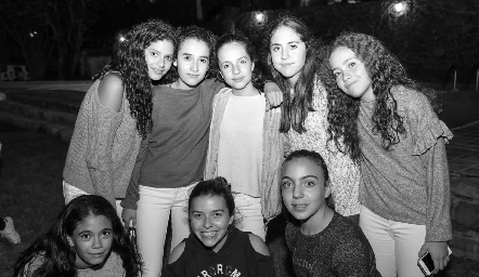  Valeria, Sofía, Andrea, María, Bárbara, Constanza, Victoria y Emelin.