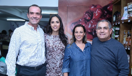  Juan Cuétara, Ana Villanueva, Maribel Cuétara y Álvaro Villagómez.