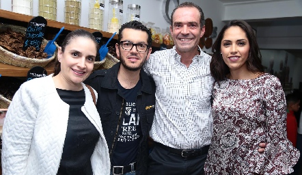  Johana Camacho, Jacobo Martínez, Juan Cuétara y Ana Villanueva.