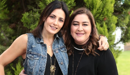  Claudia Artolózaga y Deyi Cázares.