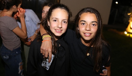  Andrea y Mariana.