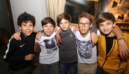 Alejandro, Mateo, Lorenzo, Juan Pablo y Santiago.
