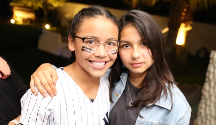  Pao Muñoz y Camila Varela.
