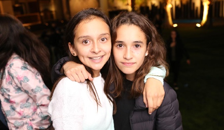  Montse y Sofía Garza.