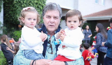  Juan Carlos Valladares con sus nietas Inés y Raquel.