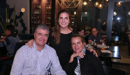  Danitza con sus papás Roberto Lozano y Patricia del Bosque.