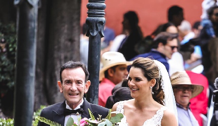  Jessica de la mano de su papá José Martín Alba.