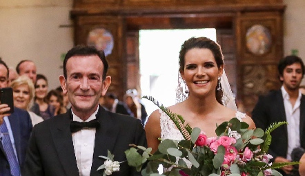  Jessica de la mano de su papá José Martín Alba.