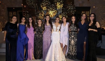  Fernanda con sus damas de honor.
