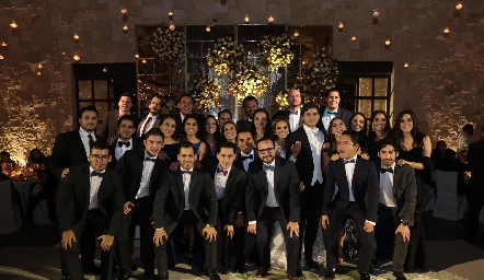  Los novios con sus amigos.