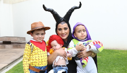  Mayra Konishi con sus hijos.