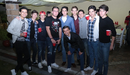  Chava Rangel con sus mejores amigos.