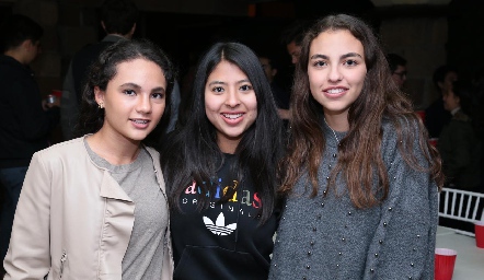  Montse García, Daniela Quistián y María Paula González.