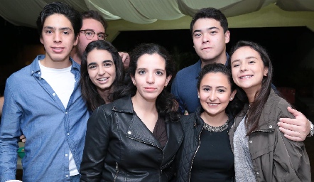  Mau Chevaile, Valeria Martínez, Sofía Morán, Nicolás Tan, Paulina Alvarado y Pau Ayala.