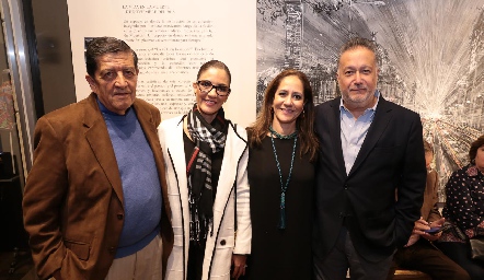  Gustavo, Miriam y Esther Sandoval con Carlos Nava.