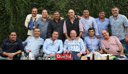  José Luis Suárez con sus amigos de toda la vida.