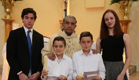  Patricio Hernández, Padre Carlos Medina, Alejandra Ocaña, Israel y Santiago López.