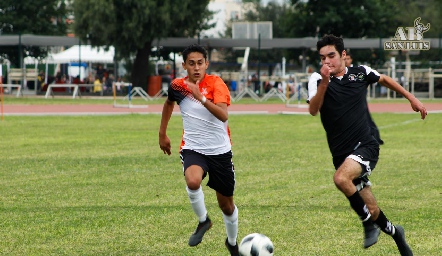 Peleando por el balón.