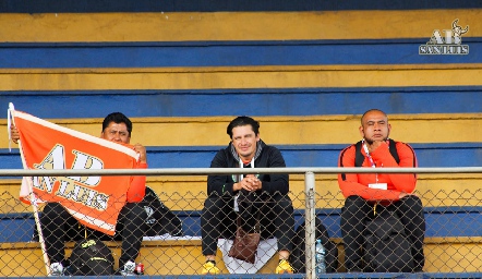 Apoyando en las gradas.