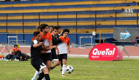 Santi luchando por el balón .