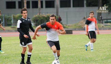 Óscar escapando con el balón.