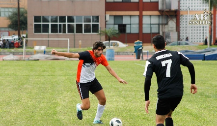 Santi afinando puntería.