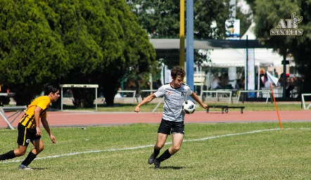  David Estrada controlando el balón.