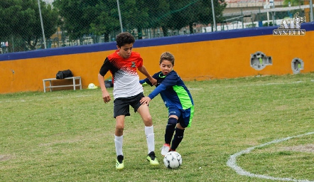 Luchando por el balón.