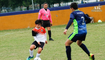 Venciendo al defensa.
