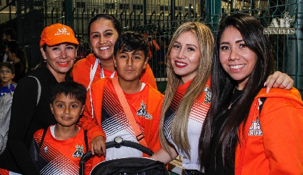 Con los jugadores.