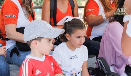 Los pequeños también apoyando.
