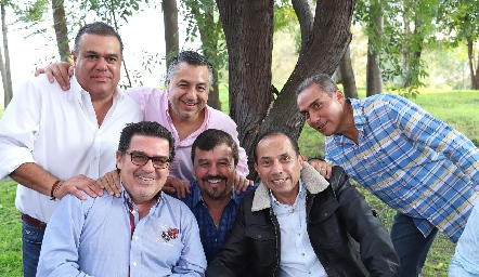  Héctor Gómez con sus amigos.